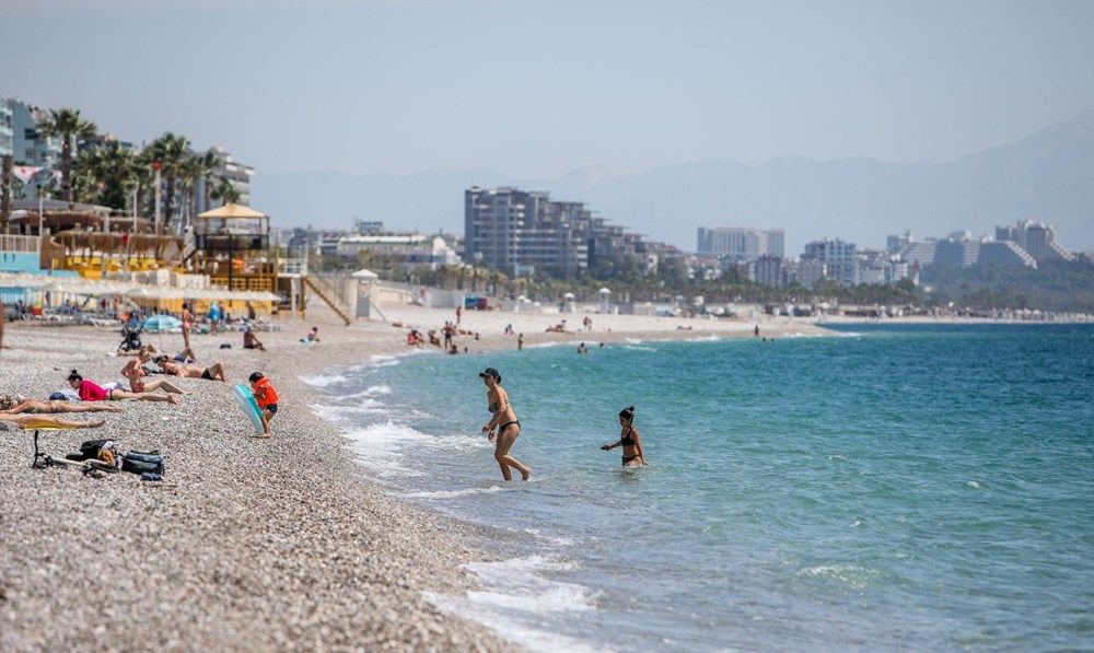 Kısıtlamadan muaf turistler sahile akın etti - Resim: 2