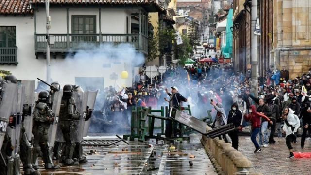 Kolombiya'da sokaklar savaşa alanına döndü - Resim: 4