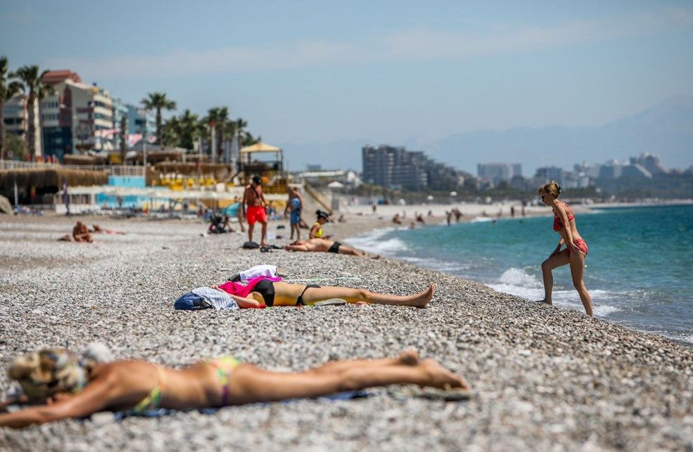 Kısıtlamadan muaf turistler sahile akın etti - Resim: 1