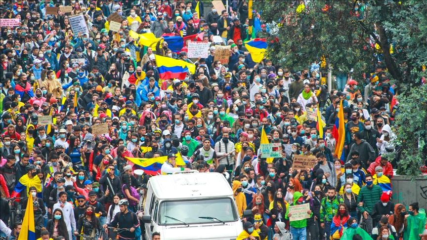 Kolombiya'da sokaklar savaşa alanına döndü - Resim: 1