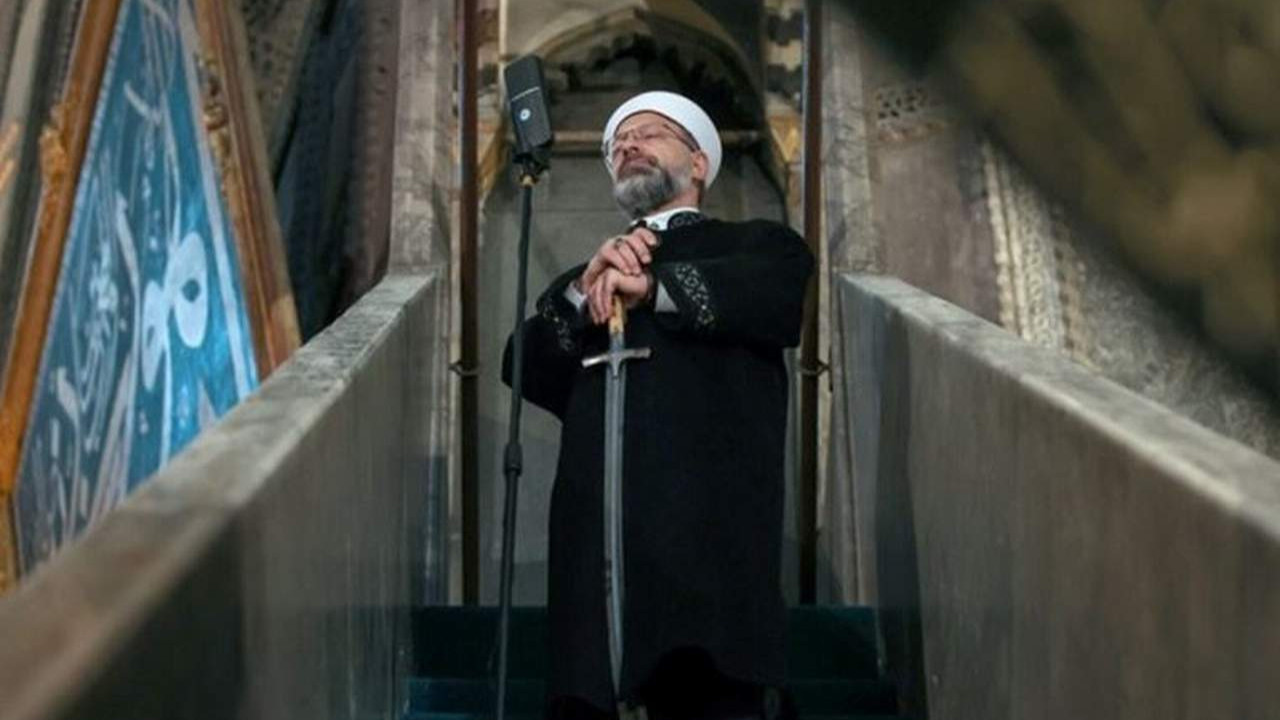 Ali Erbaş minbere yine kılıçla çıktı