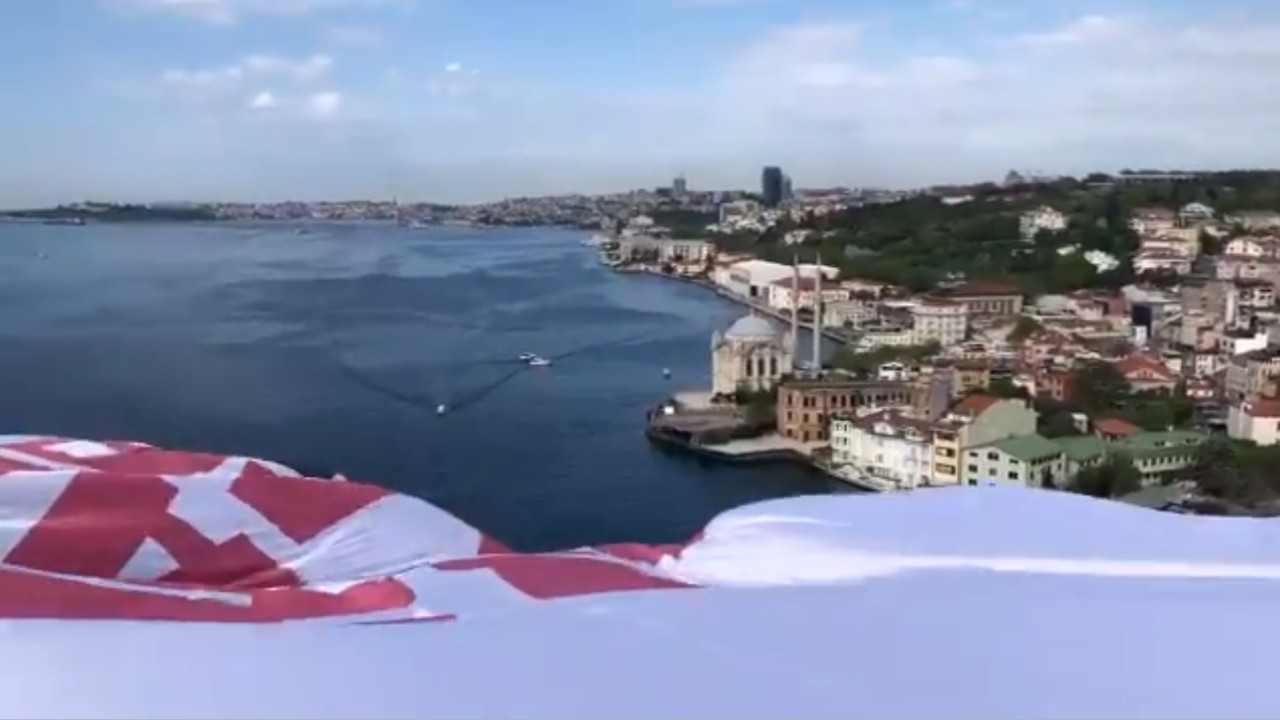 Herkes Beşiktaş bayrağı beklerken... Bakın köprüye ne pankartı asıldı...