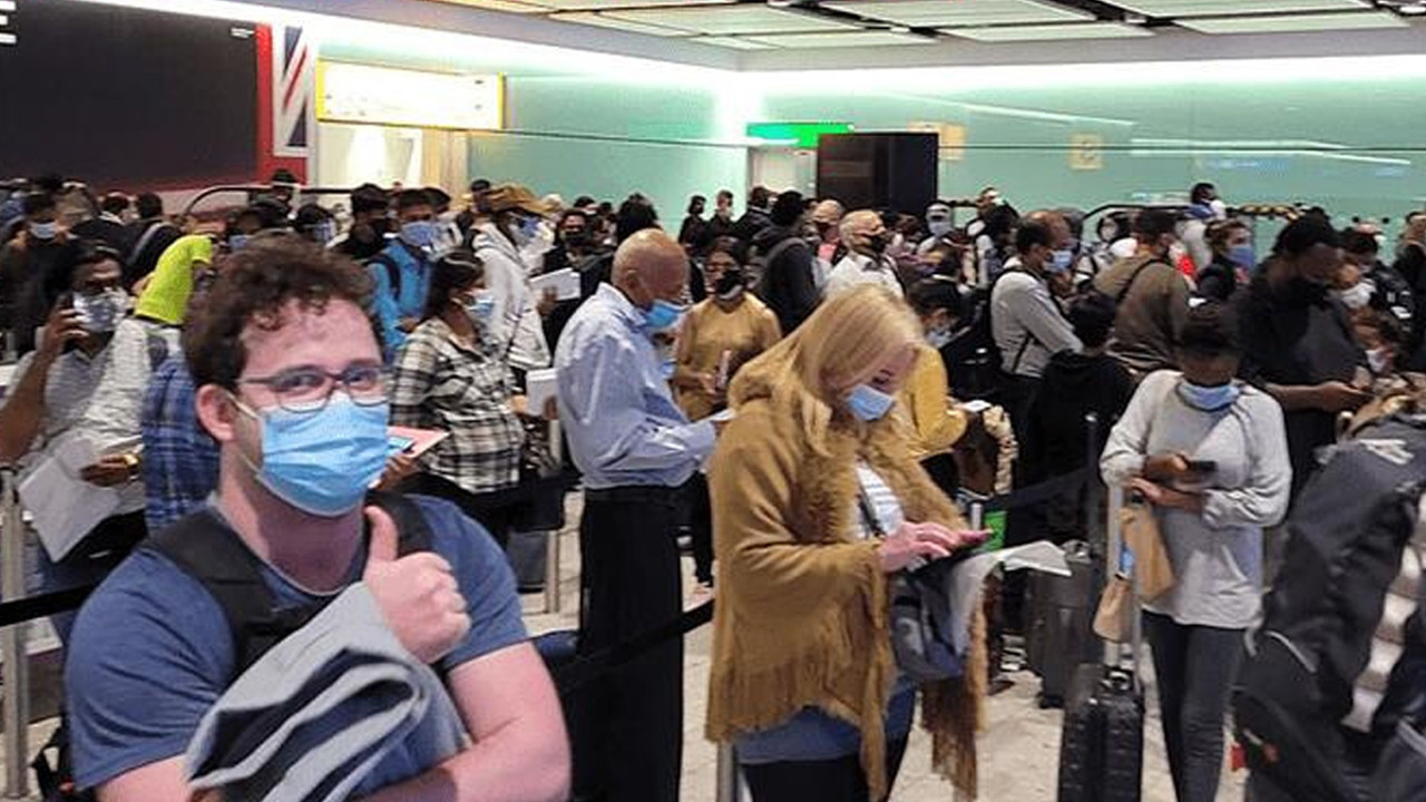 Havalimanında kaos: Binlerce kişi saatlerce bekletildi