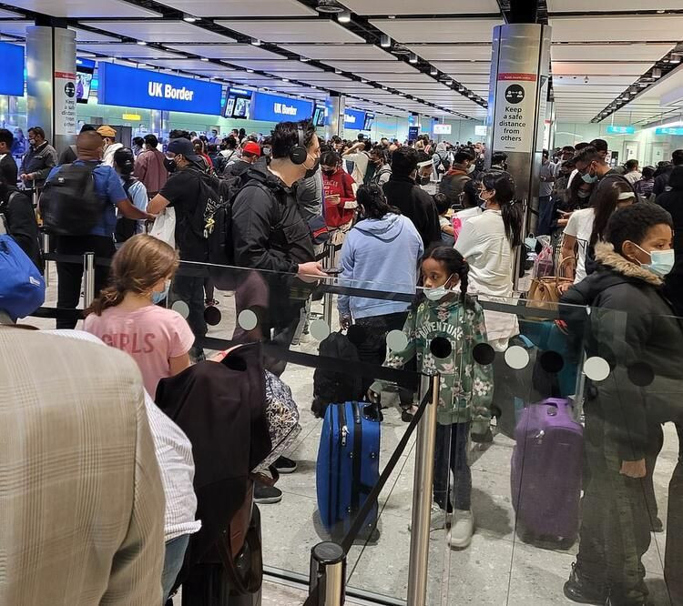 Havalimanında kaos: Binlerce kişi saatlerce bekletildi - Resim: 1