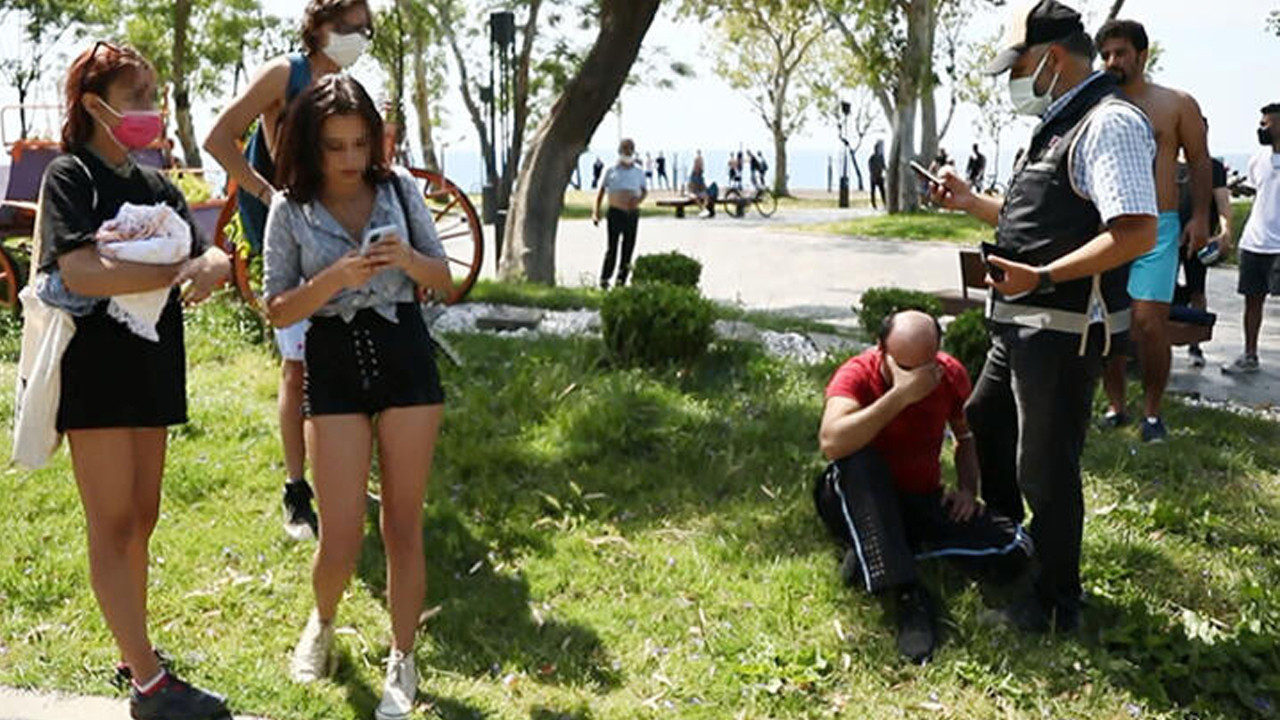 İğrenç olay: Kabinde üstlerini değiştiren genç kızları görüntüledi