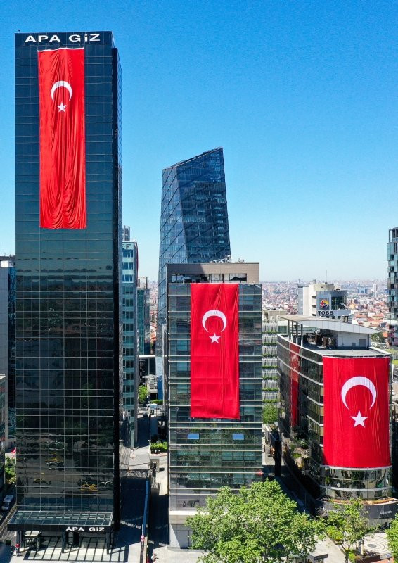İstanbul'da yer gök kırmızı beyaz