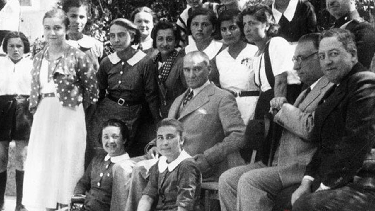 Hiçbir yerde göremeyeceğiniz kareler: İşte Mustafa Kemal Atatürk'ün son 19 Mayıs'ı