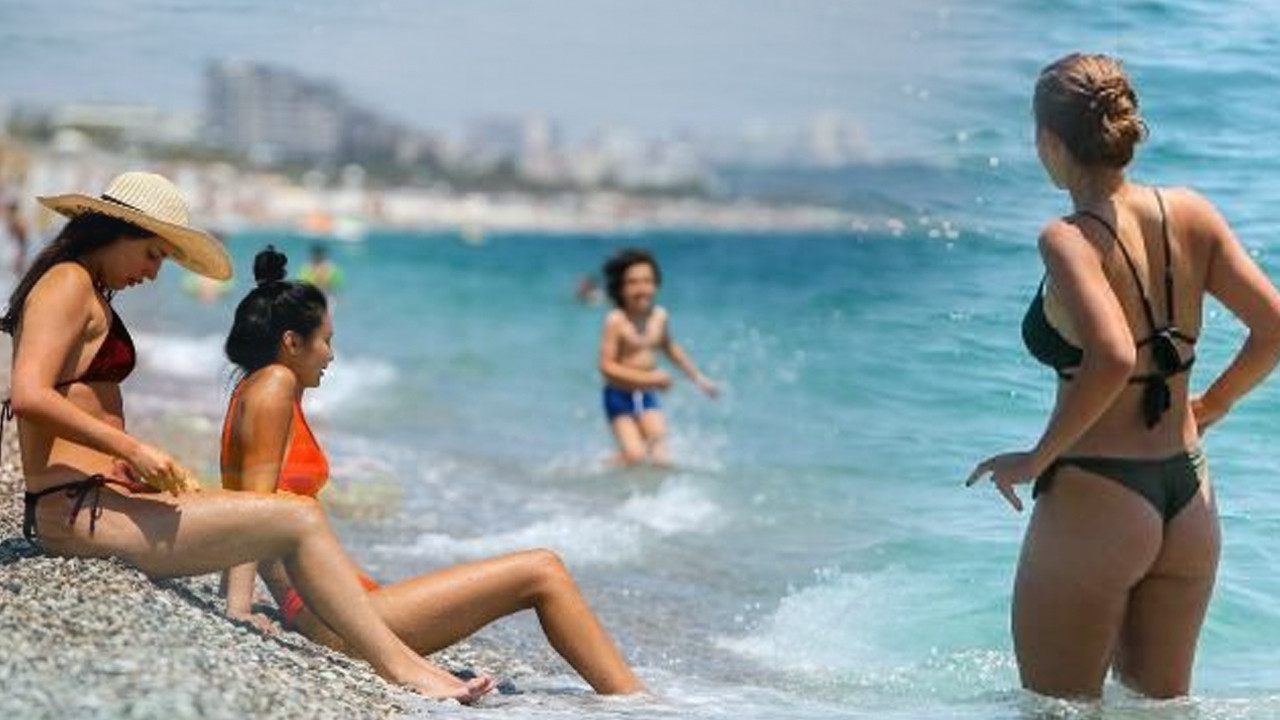 Antalya'da sıcak havayı görenler sahillere akın etti