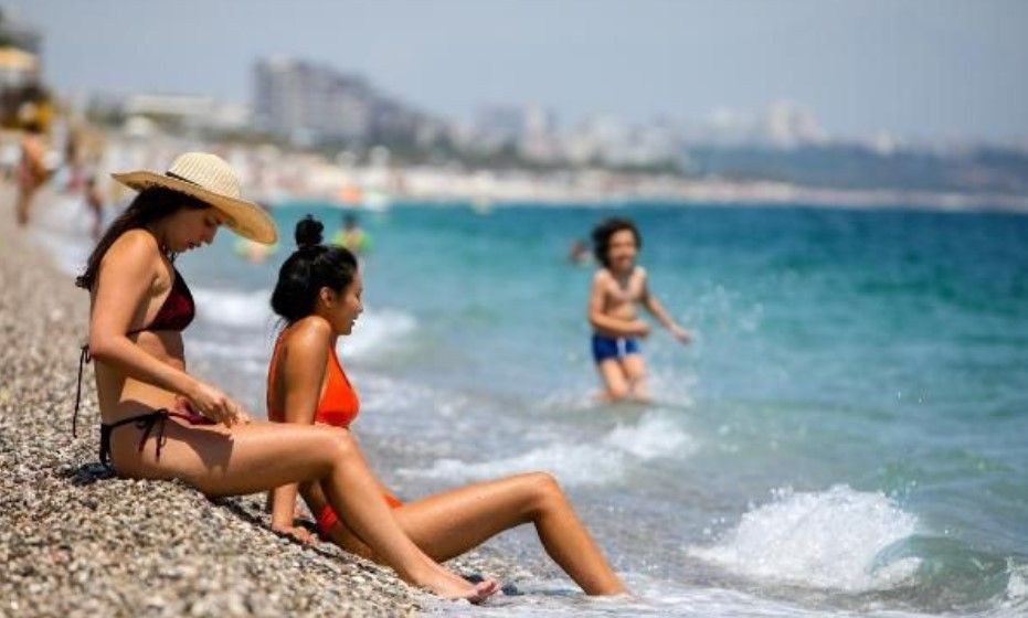 Antalya'da sıcak havayı görenler sahillere akın etti - Resim: 2