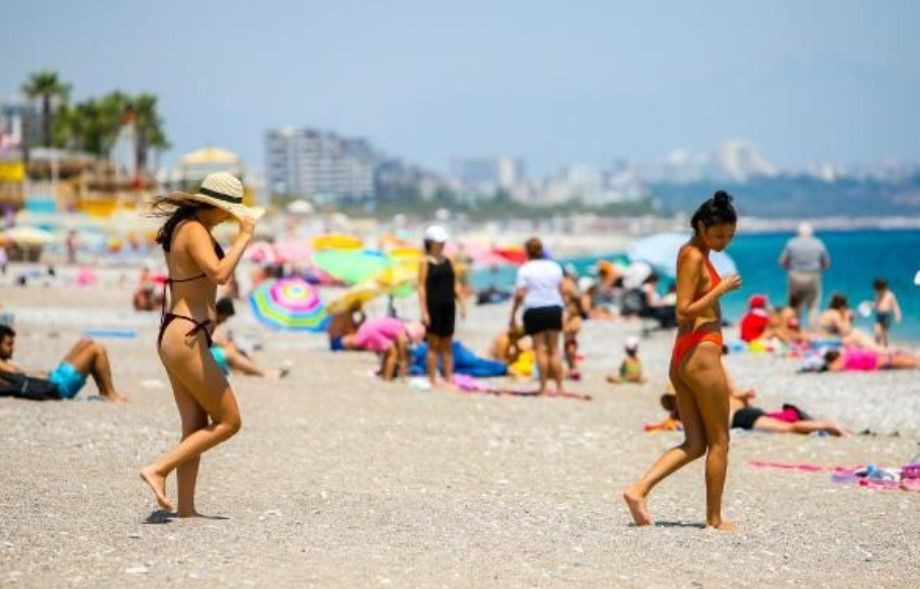 Antalya'da sıcak havayı görenler sahillere akın etti - Resim: 3