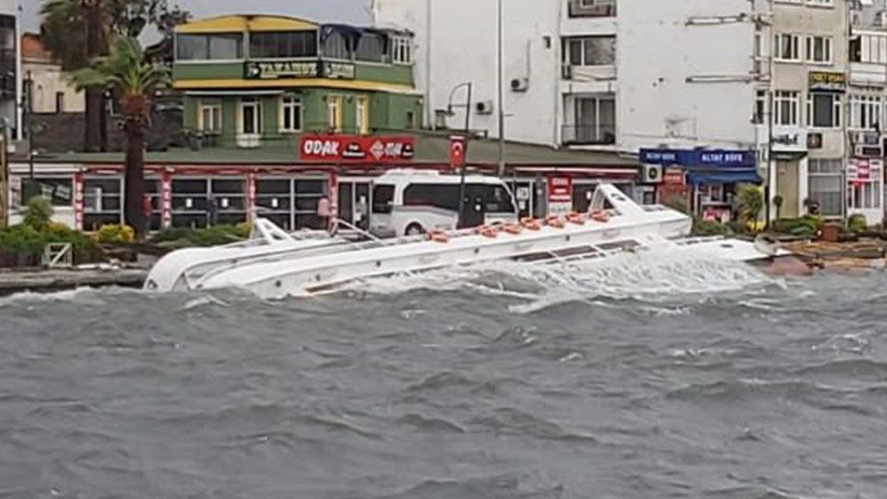 Balıkesir ve İzmir'de fırtına yıktı geçti: Onlarca tekne battı