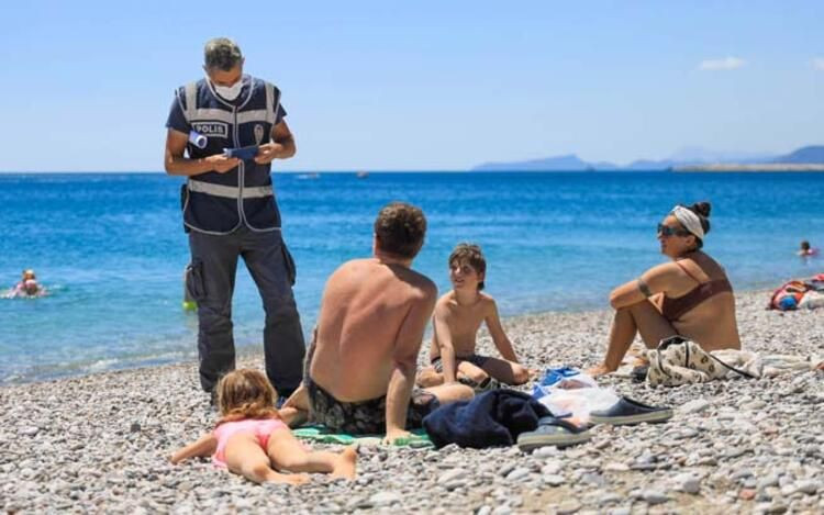 Polis plajda tek tek aradı: Konyaaltı Sahili'nde ilginç anlar - Resim: 3