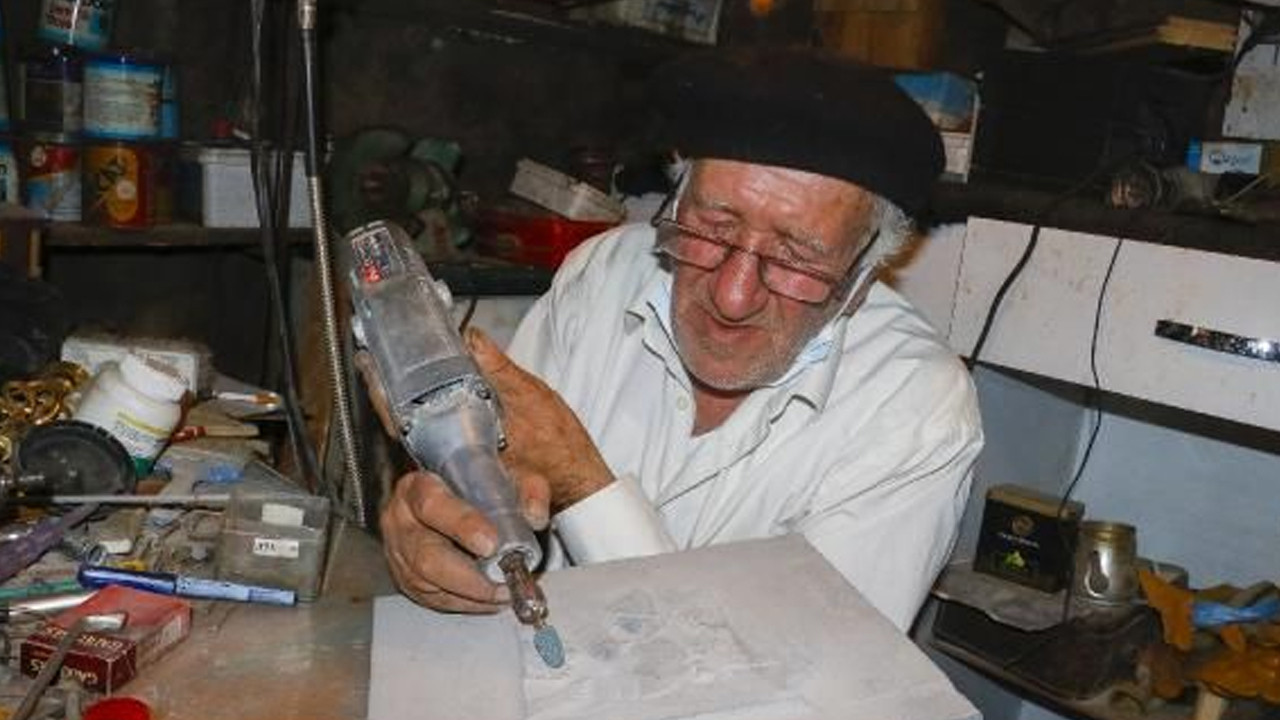 Tanesi 1500 lira... Volkanik dağın eteklerinden toplayıp satıyor