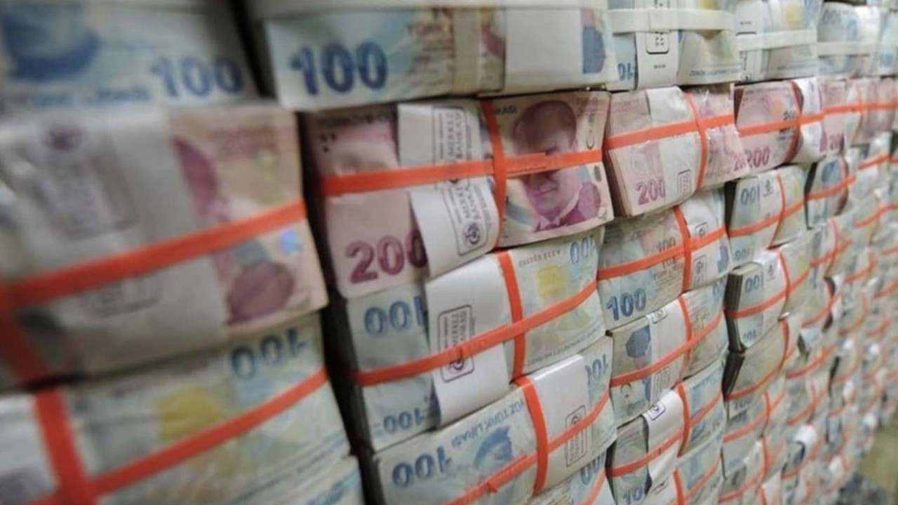 Türkiye'ye ''kriz'' uyarısı: ''İnsanlar paralarını çekebilir''