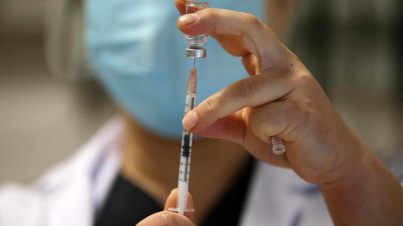 18 yaş altı koronavirüs aşıları için özür dilediler