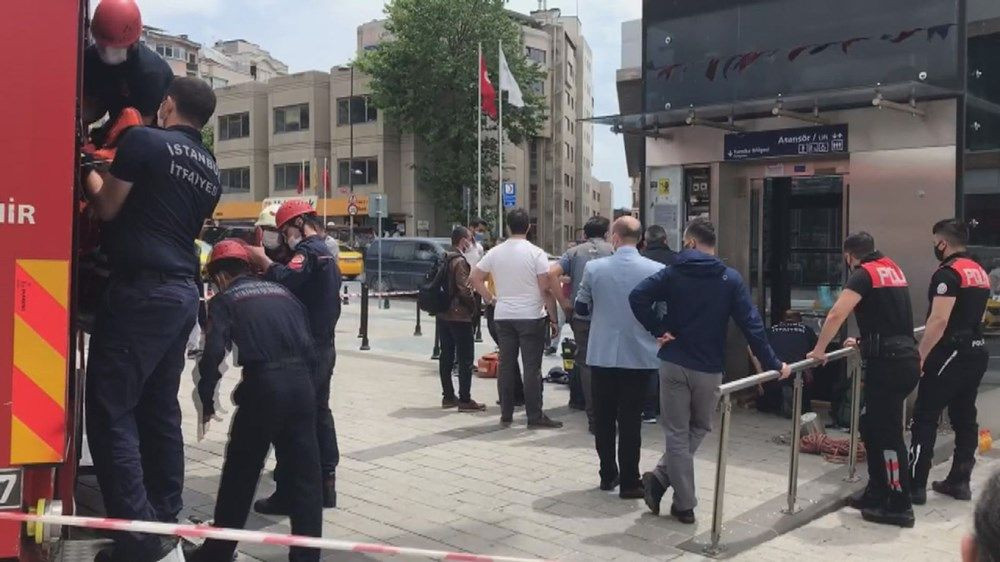 Taksim'de panik anları: Metro asansöründe mahsur kaldılar - Resim: 2