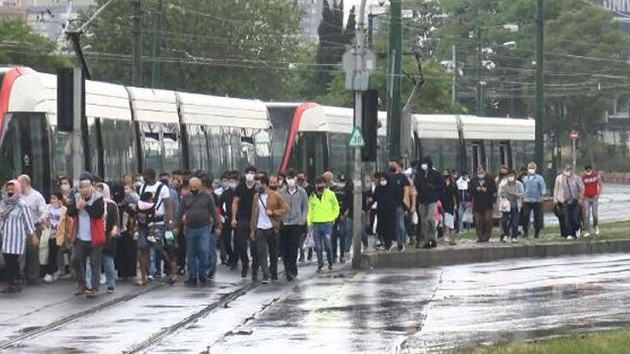İstanbul'da tramvay seferlerinde aksama: Yolcular yürüdü