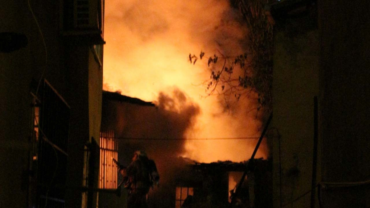 Alevler geceyi aydınlattı: Şişli'de korkutan yangın