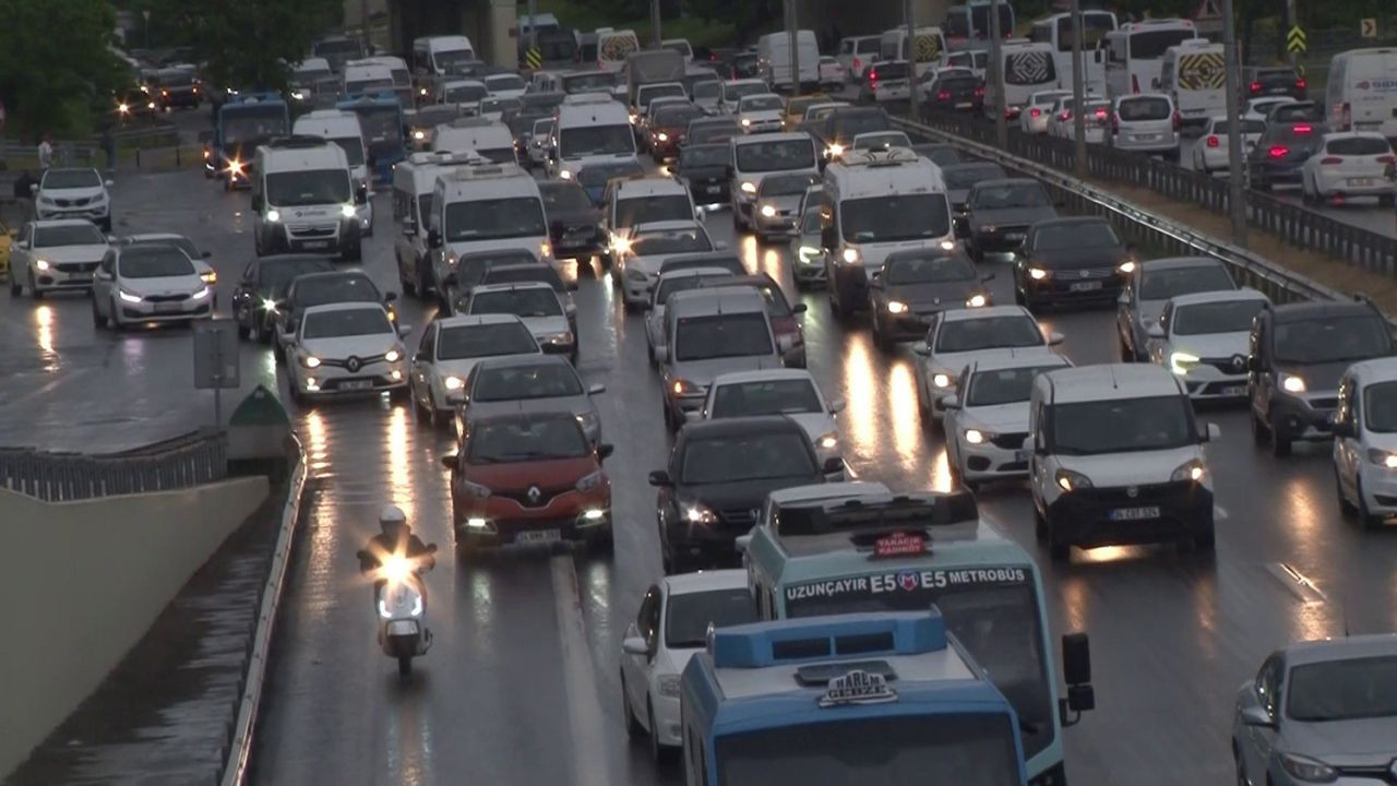 İstanbul'da trafiğe çıkanın vay haline... Trafik arapsaçına döndü - Resim: 1