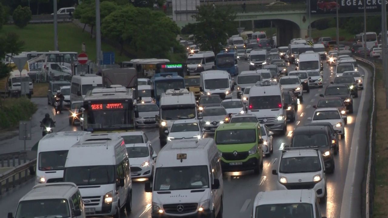 İstanbul'da trafiğe çıkanın vay haline... Trafik arapsaçına döndü - Resim: 2