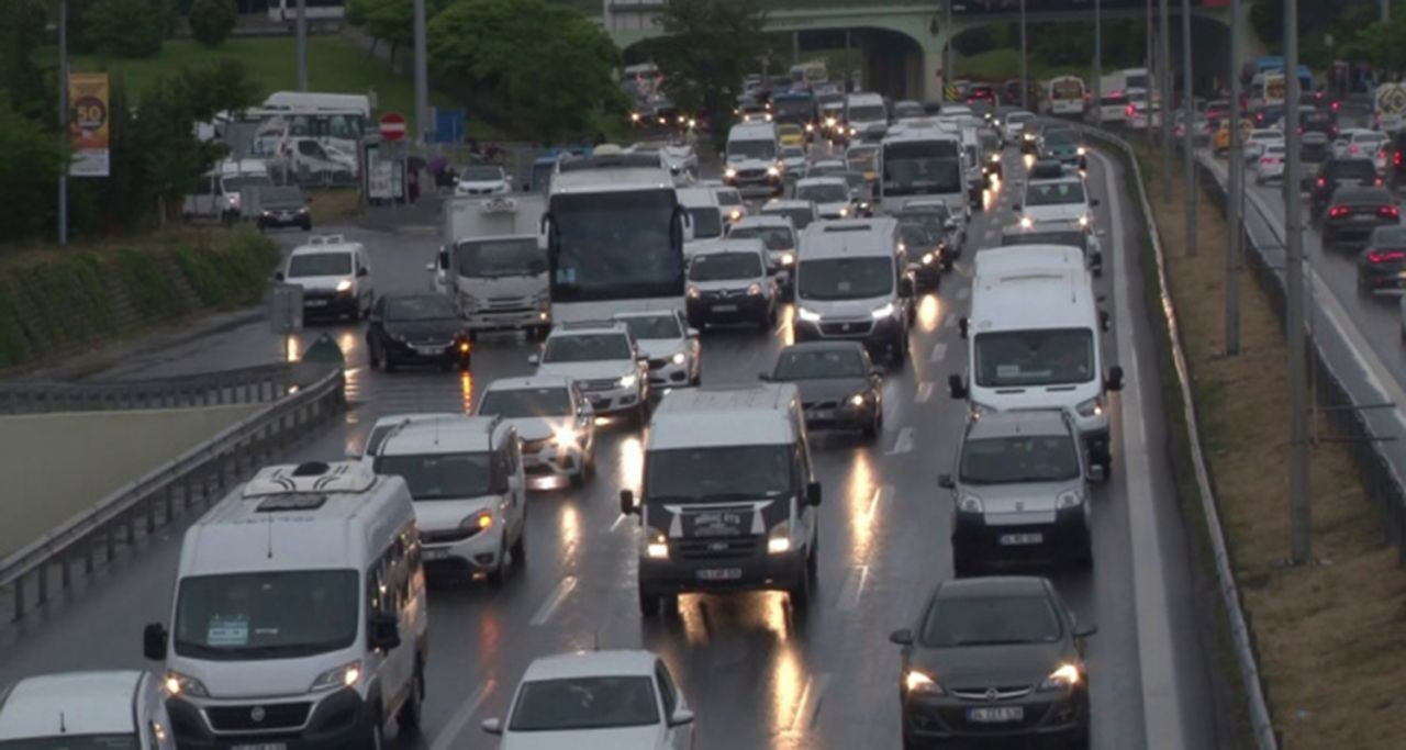 İstanbul'da trafiğe çıkanın vay haline... Trafik arapsaçına döndü - Resim: 4