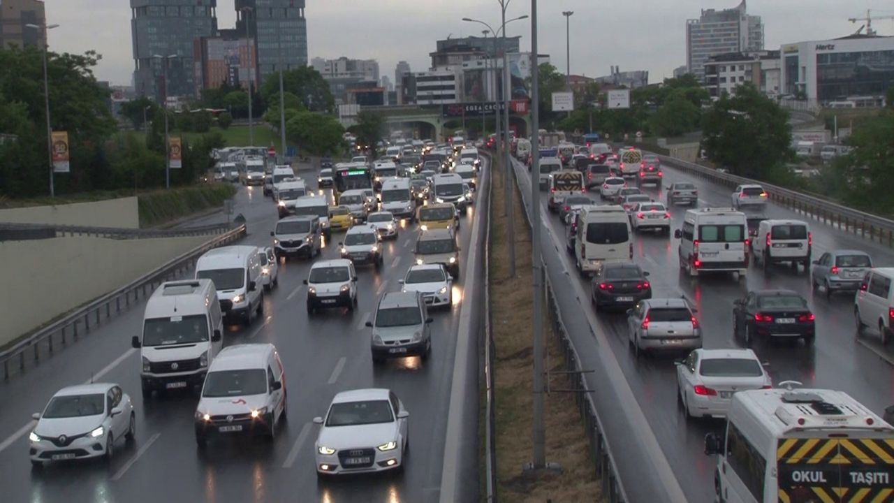 İstanbul'da trafiğe çıkanın vay haline... Trafik arapsaçına döndü - Resim: 3