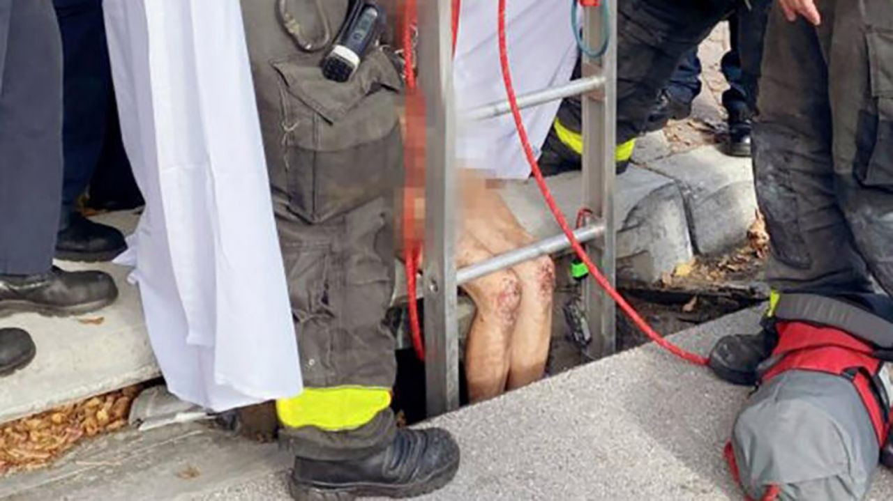 Herkesi şoke etti: Çırılçıplak kadın, 6 metrelik kanalizasyondan çıkartıldı - Resim: 1