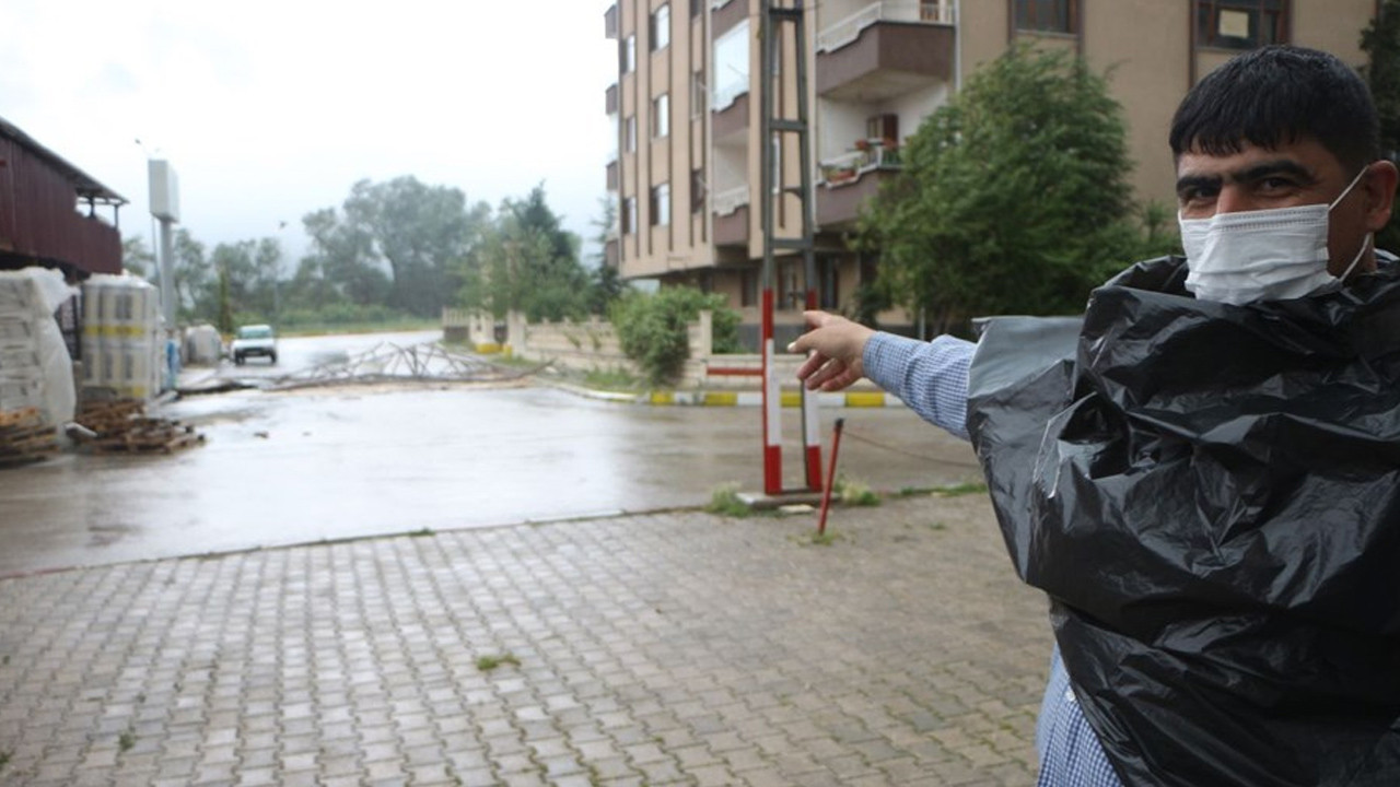 Tokat'ta şiddetli rüzgar: Ağaçlar devrildi, çatılar uçtu