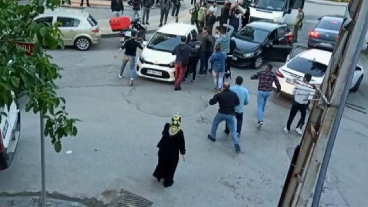 İstanbul trafiğinde öldüresiye yol verme dayağı kamerada