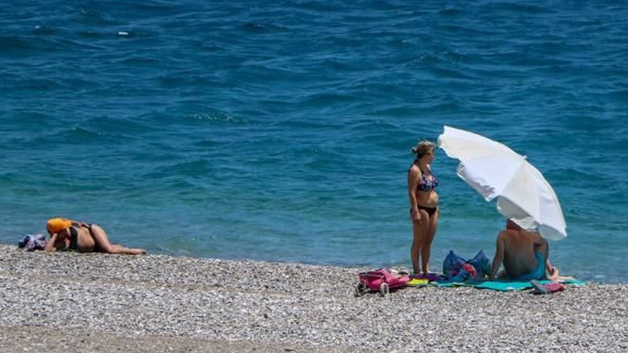 Antalya sahilleri bu pazar boş kaldı