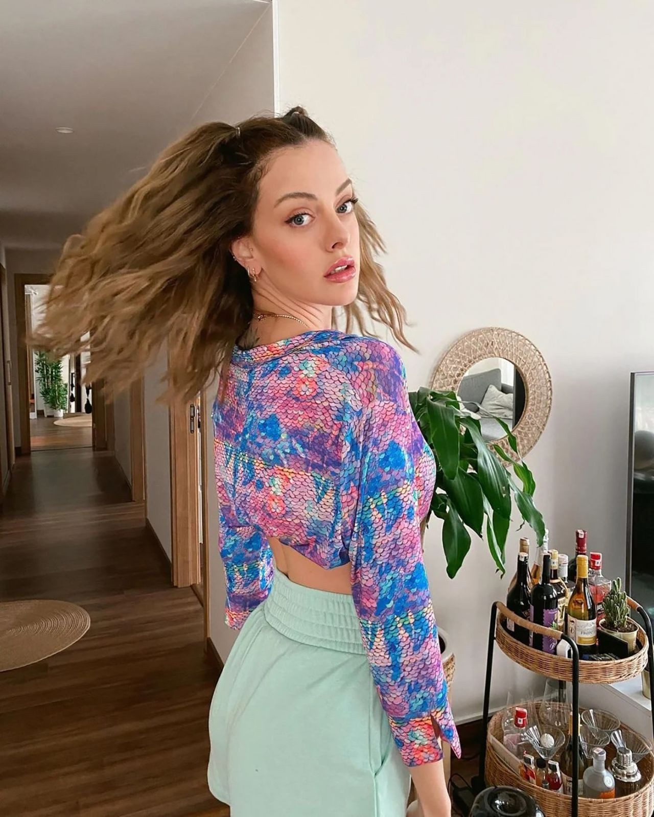 Çarkıfelek'in ünlü hostesi Zeynep Ece Akengin'den iddialı pozlar