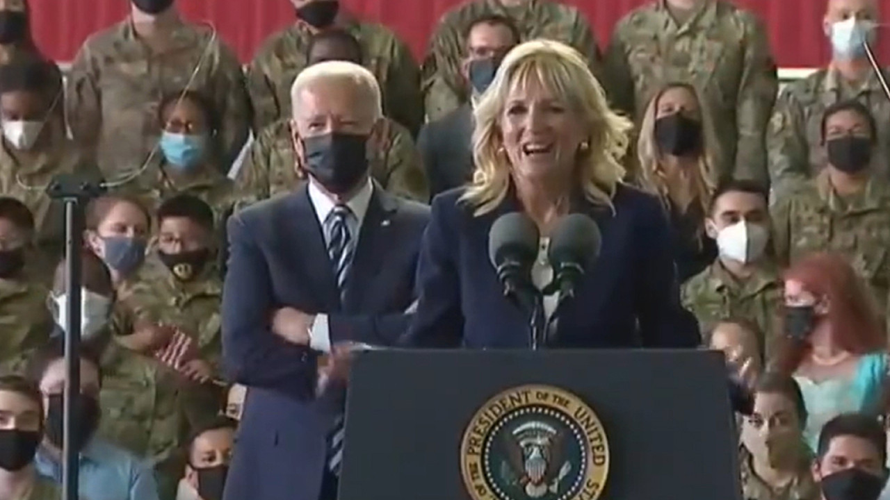 First Lady'den Biden'a fırça! Kameraların önünde yaşandı