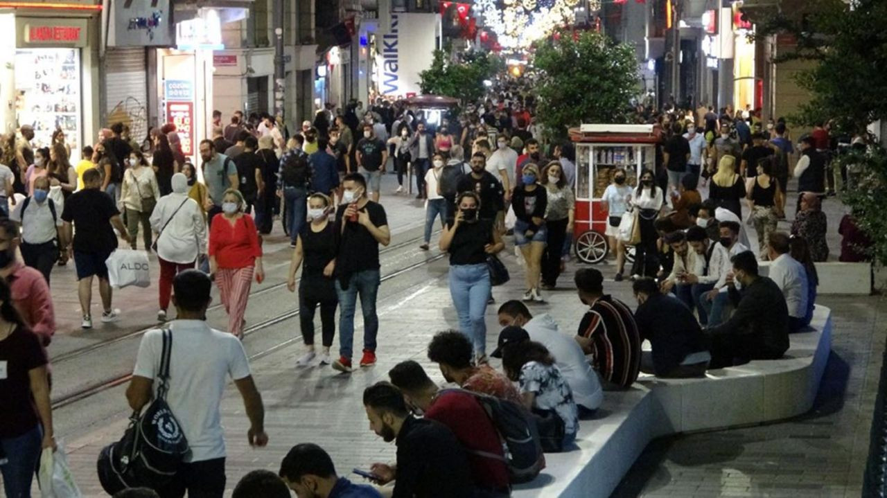 İstanbul'da ''korona virüs salgını bitti de bizim mi haberimiz yok'' dedirten görüntüler - Resim: 2