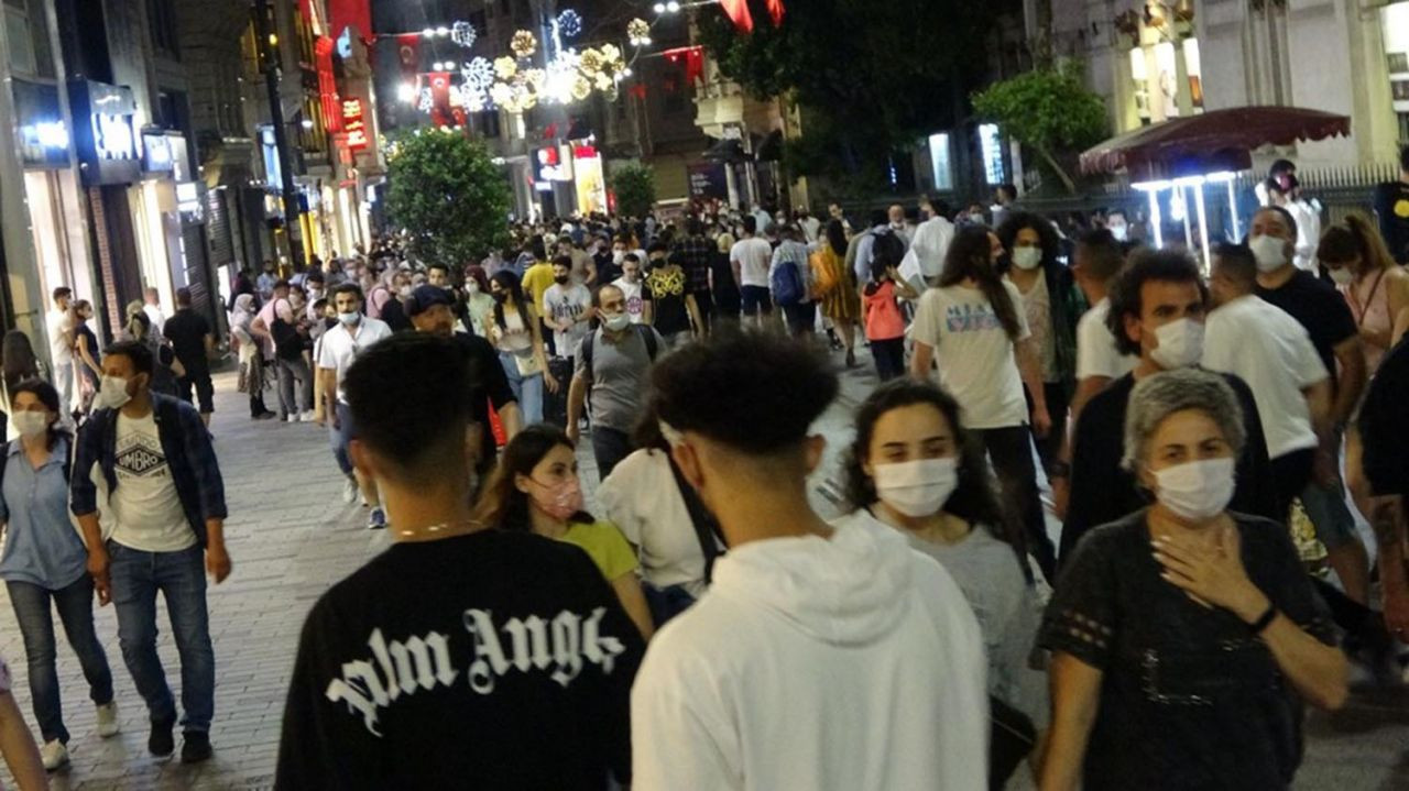 İstanbul'da ''korona virüs salgını bitti de bizim mi haberimiz yok'' dedirten görüntüler - Resim: 1