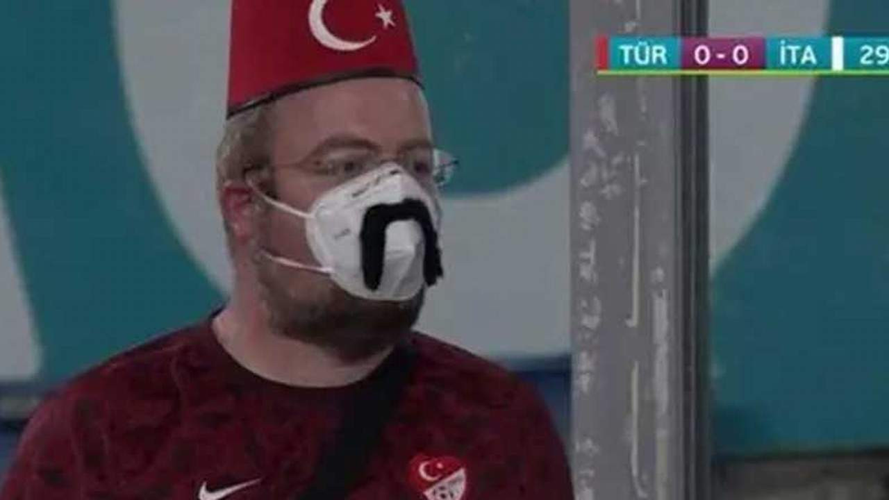 Milli maç sırasında ekranlarda dikkat çeken görüntü