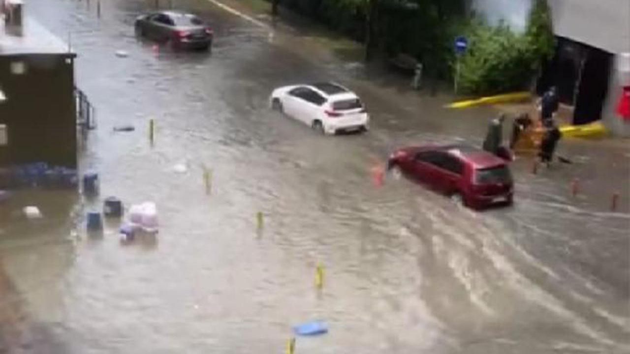 İstanbul'da sağanak ve dolu: Kuyumcukent'i su bastı