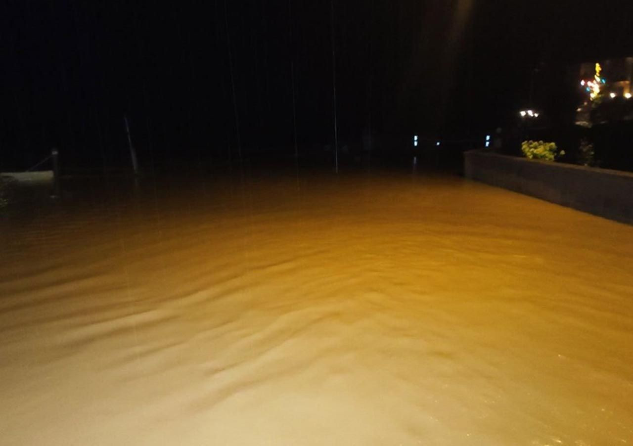 Düzce'de sağanak yağış yolları göle çevirdi - Resim: 1