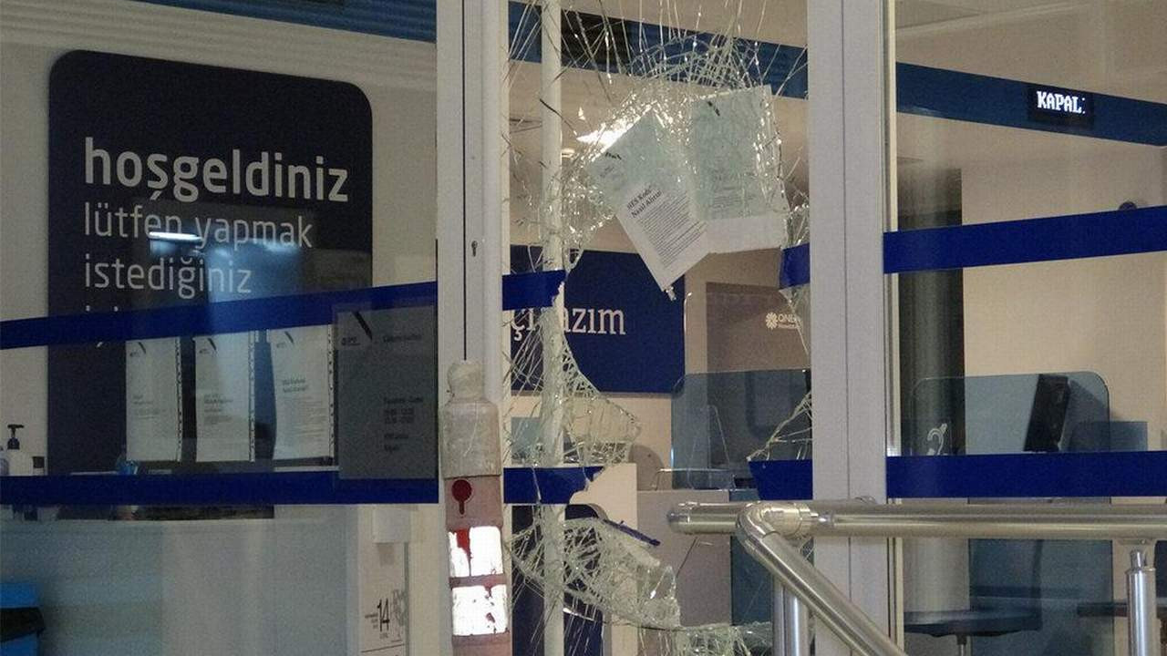 Banka hırsızları camı kırıp girdi... Bakın kaç para çaldılar!