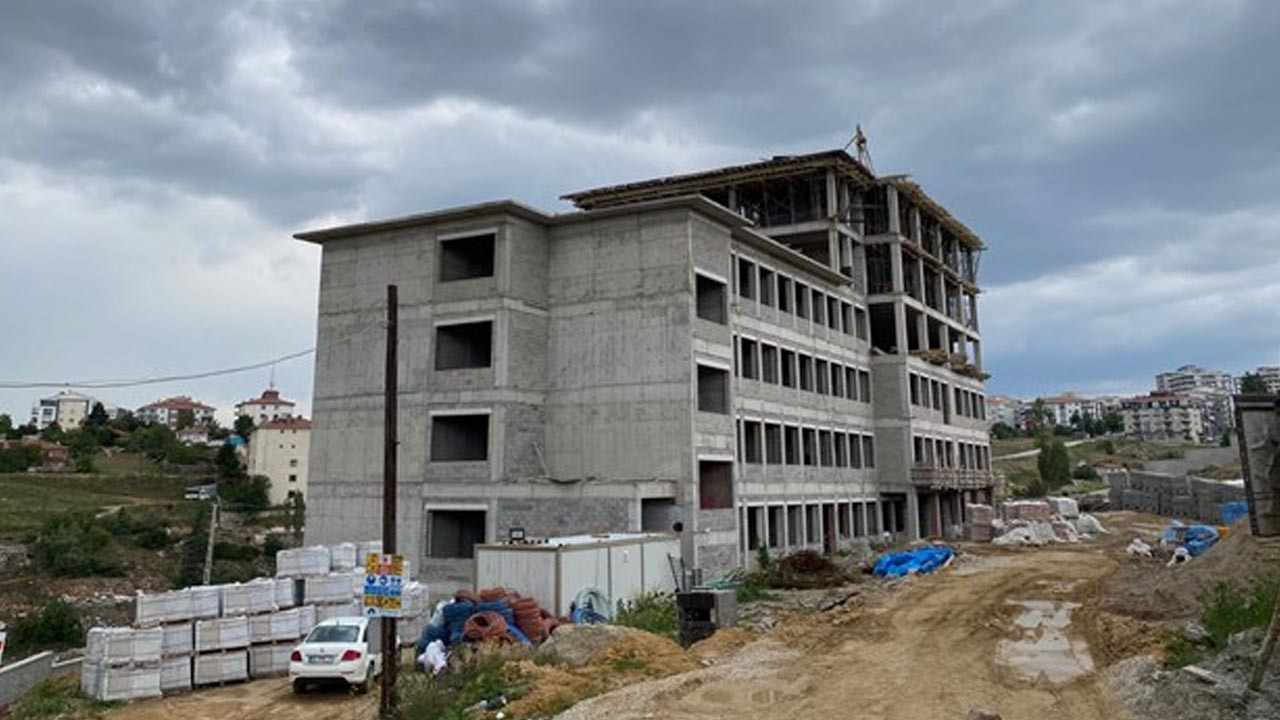 Okul inşaatında iskele çöktü: İki kardeş hayatını kaybetti