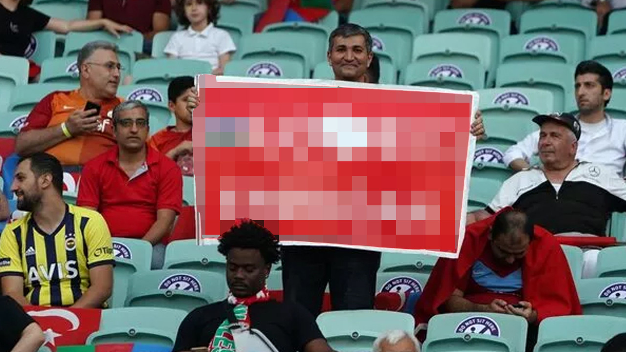 Türkiye-Galler maçında dikkat çeken pankart