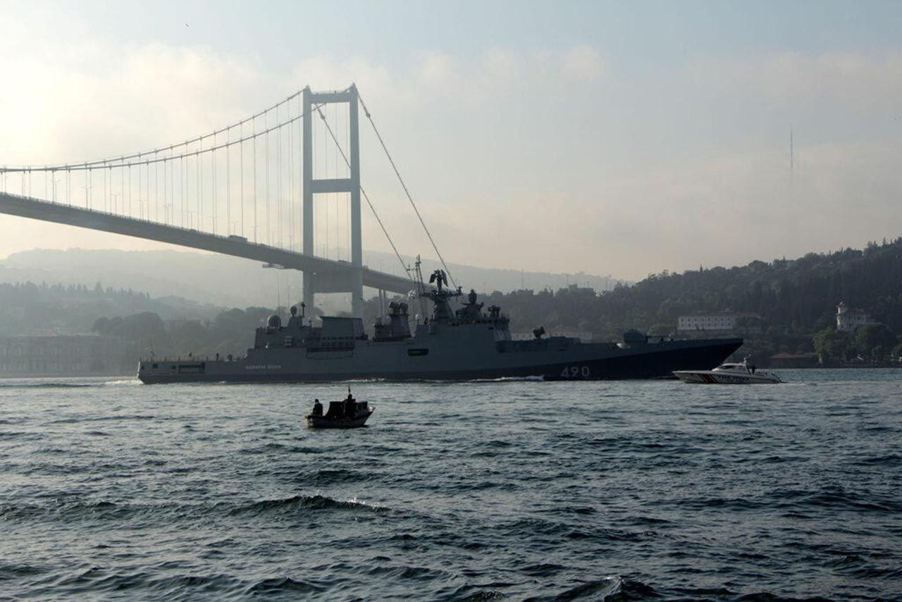 Rus savaş gemileri İstanbul Boğazı'ndan peş peşe geçti - Resim: 1