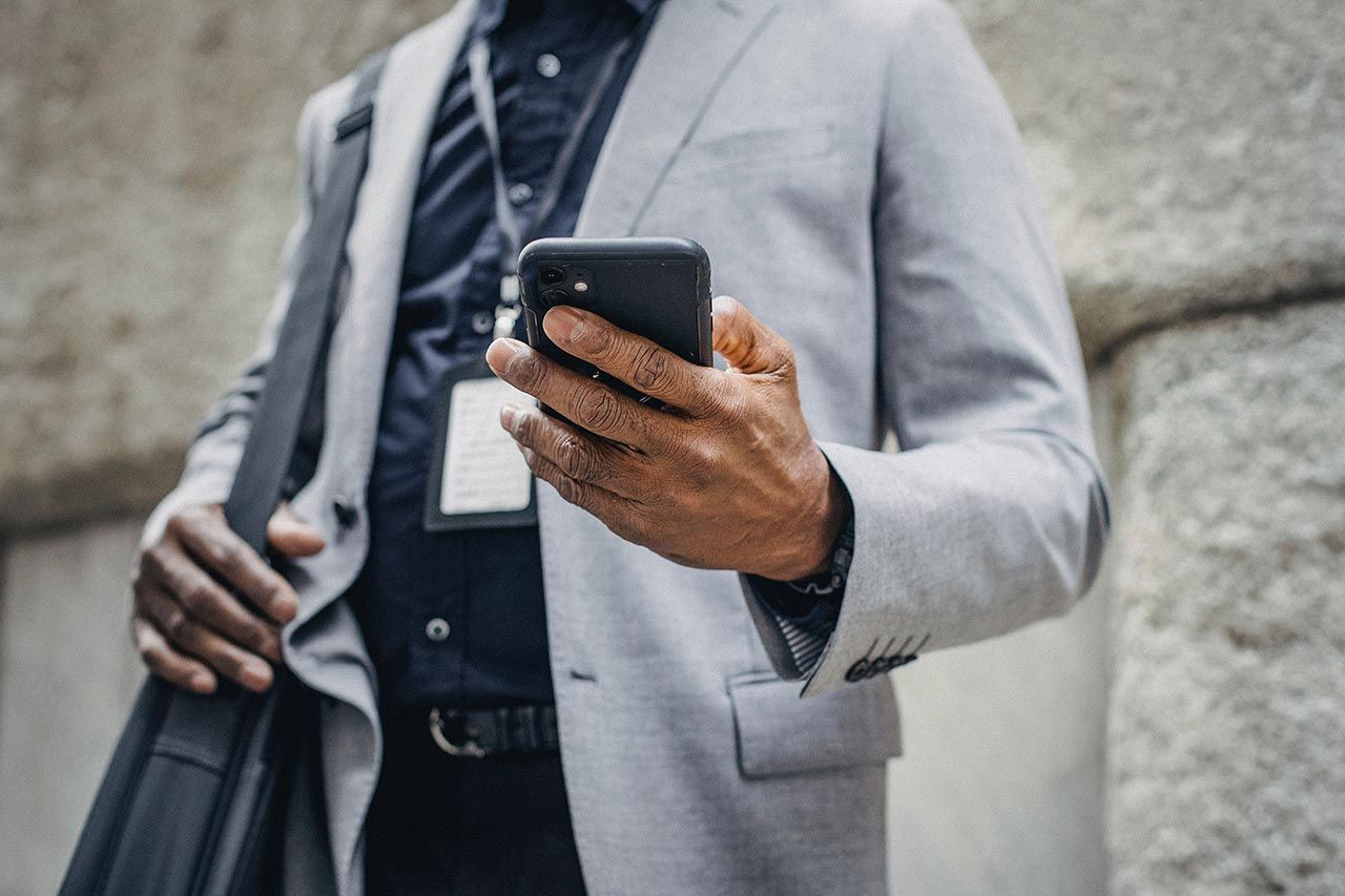 Telefonu elinden düşmeyen eşiniz ya da sevgiliniz ''Seksting'' olabilir... - Resim: 1