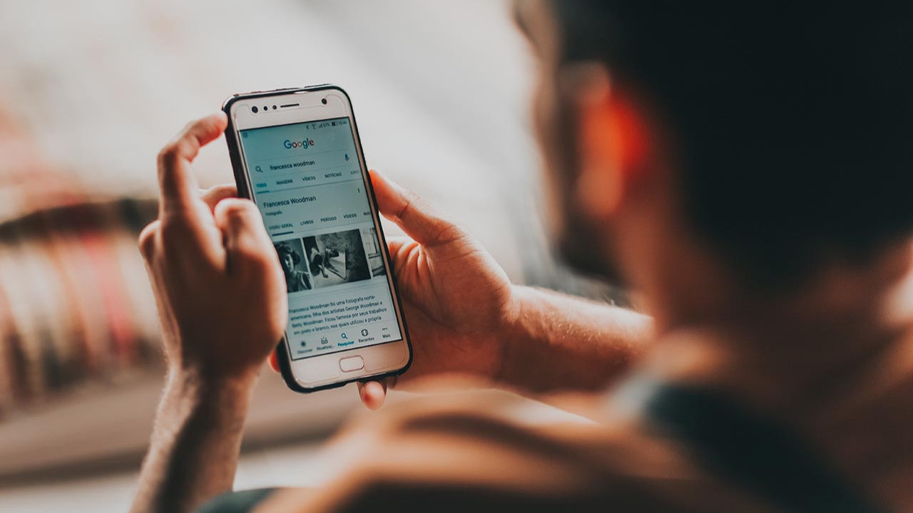 Telefonu elinden düşmeyen eşiniz ya da sevgiliniz ''Seksting'' olabilir...