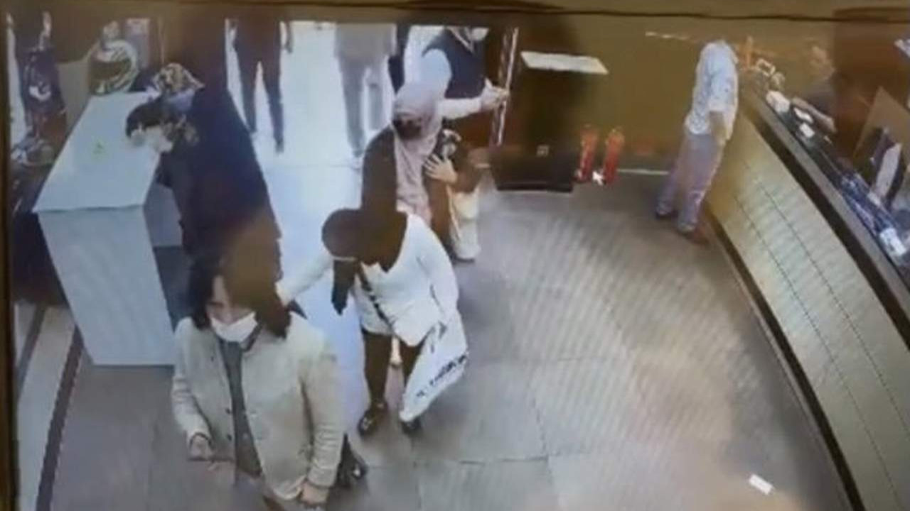 İstanbul'da turistler, turistleri soydu! İnanılmaz hırsızlık kamerada