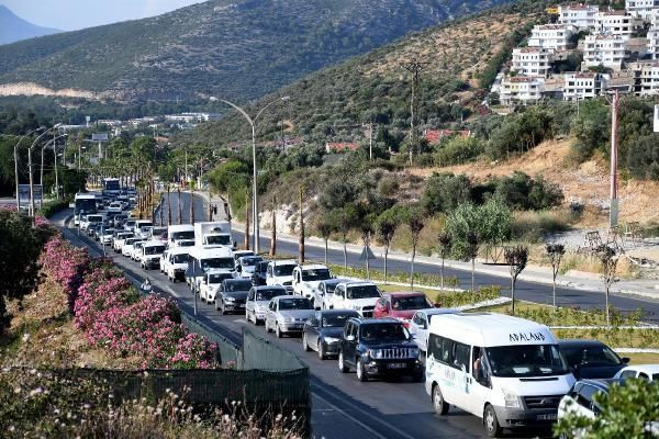 Türkiye'nin tatil cennetine akın: 1 günde 10 binden fazla araç geldi - Resim: 1