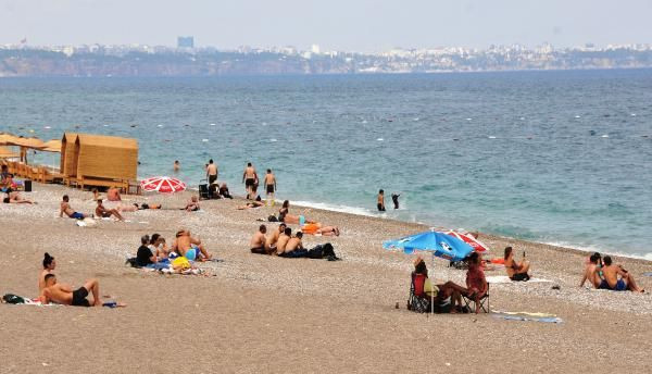 Antalya'da bulutlu hava da turistleri durduramadı