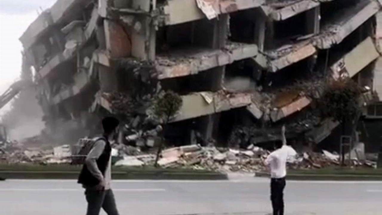 Ağır hasarlı binanın çöktüğü anlar kameralarda