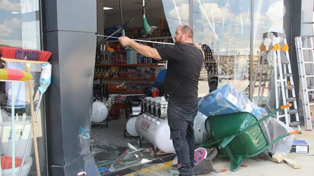 Sivas’ta şoke eden olay: Husumetli olduğu kişinin dükkanına arabayla girdi