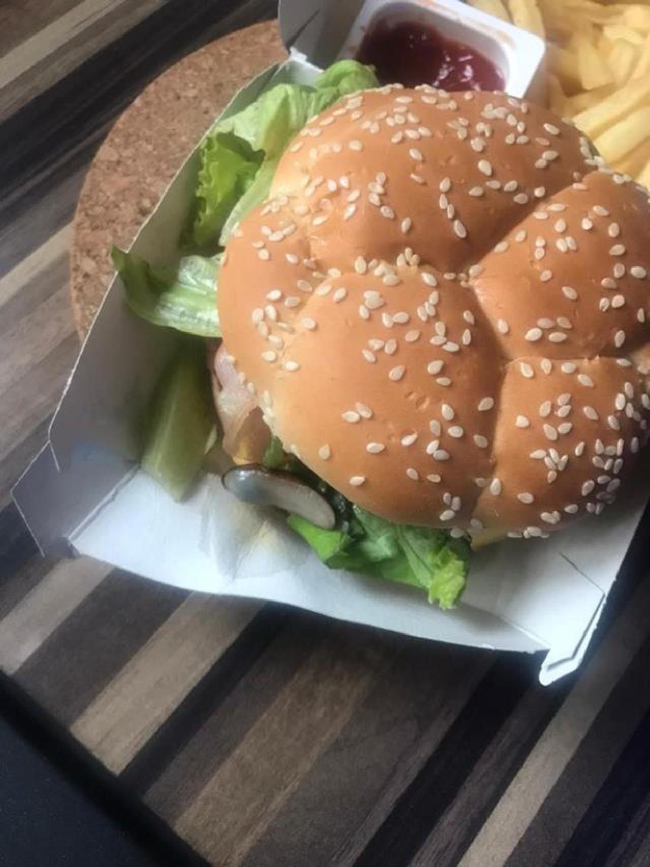 İğrenç! Ünlü fastfood zincirinin hamburgerinden sümüklü böcek çıktı