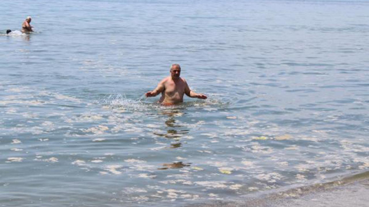 Müsilaja rağmen denize girdiler